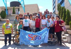 Los dos ciclistas han sido recibidos en la sede central de la Caja Rural. 