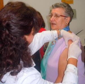 Vacunación en un centro de salud de Granada. 