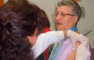 Una mujer se vacuna contra la gripe. 