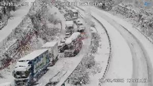 Camiones y coches atrapados en la nieve en las inmediaciones del Puerto de la Mora.