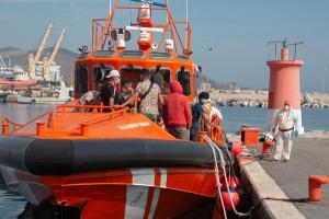 Llegada de los migrantes, este miércoles, al Puerto de Motril.