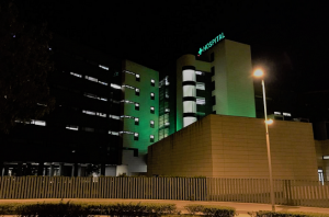 Montaje de cómo se iluminará el hospital de verde. 