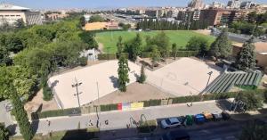 Fotografía tomada desde el edificio de enfrente. Las nuevas pistas se ven en primer término; más allá, la estructura de madera de la piscina cubierta.