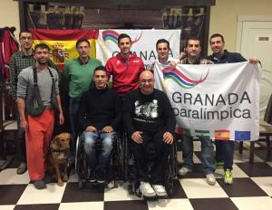 Los deportistas paralímpicos granadinos posan tras su asamblea.