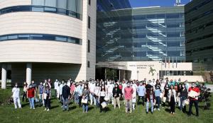 Especialistas residentes posan en los jardines del hospital. 