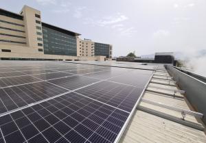 Placas solares instaladas en el hospital. 