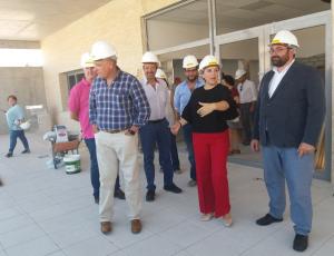 Autoridades de Junta y Ayuntamiento supervisan las obras. 