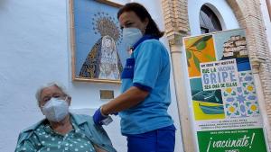 Vacunación a una mujer en una residencia de Córdoba, este jueves. 