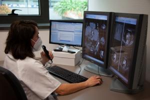 La doctora Patricia García usa este sistema en el servicio de Radiodiagnóstico.