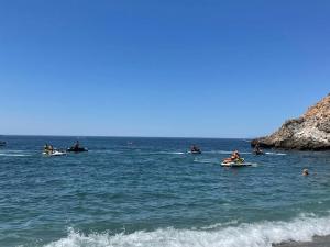 Las motos acuáticas, próximas a la orilla en la Playa de Cantarriján.