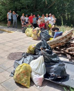 Imagen de la basura retirada en el  río Genil por voluntarios de Colina.