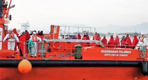 La embarcación de Salvamento con 32 inmigrantes a su llegada a Motril.