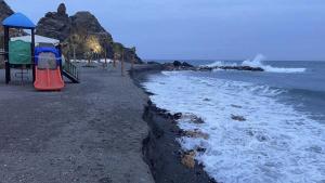 El temporal ha dejado Melicena sin playa y con un enorme escalón. 