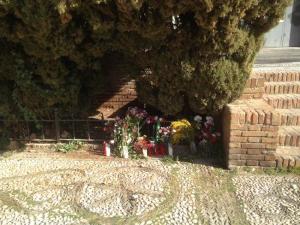 Homenaje espontáneo con velas en el Campo del Príncipe tras la muerte de El Fugi.