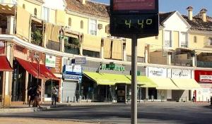 Imagen de archivo con un termómetro con registros por encima de los 40 grados en Granada.