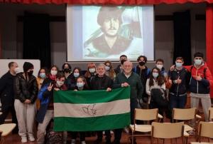 Paco y José Vigueras, miembros de Andalucía Viva, durante la charla-coloquio con estudiantes del IES Severo Ochoa de Granada.