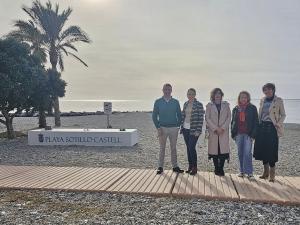 Técnicos y responsables municipales, en la playa de Castell de Ferro. 