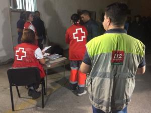 Voluntarios de Cruz Roja y del 112 atienden a las personas rescatadas. 