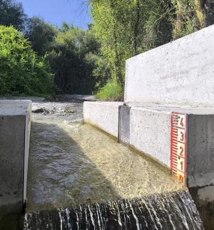 Aforador de caudal instalado en el río Dílar. 
