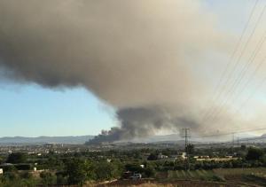 Imagen de la descomunal columna de humo del incendio. 