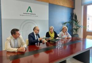 Firma del convenio con Cáritas. 