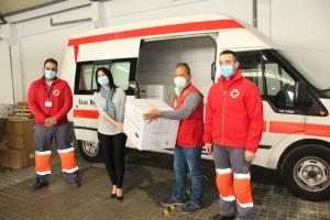 Inmaculada López Calahorro entrega el material a Cruz Roja