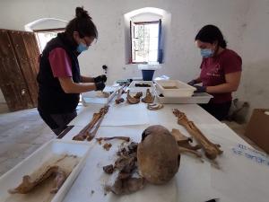 Miembros del equipo ArqueoAntro examinan los últimos restos hallados en la fosa del cemeterio de Nigüelas.