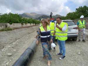 La delegada de Agricultura y al alcalde de Almuñécar, en una visita a obras hidráulicas en el municipio.