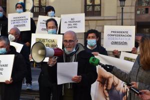 Un momento de la concentración de protesta en Plaza Nueva.