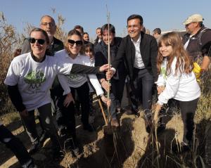 En la plantación ha participado alumnado del colegio de Churriana Escultor César Molina Megías.