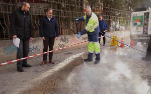 Limpieza de excrementos de aves en una acera. 