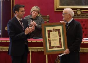 Entrega de la distinción, a título póstumo, a la familia del concejal José Miguel Castillo.