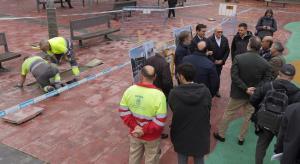 El alcalde, durante la visita a la Plaza de La Caleta.