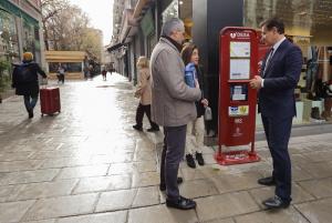 El nuevo desfibrilador se encuentra entre Bib-rambla y Pescadería.