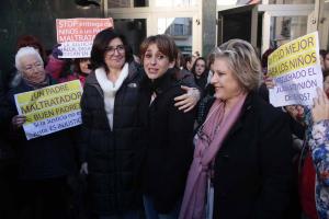 Juana Rivas (segunda por la derecha), arropada por vecinas y autoridades este martes a las puertas del Ayuntamiento.