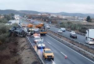 Vehículo de transporte especial, volcado en la cuneta de la A-92, mientras es auxiliado.