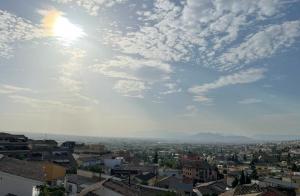 El cielo plomizo y con calima sobre Granada en la tarde de este martes, visto desde Monachil.