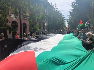 Una gran bandera palestina desplegada en Gran Vía. 