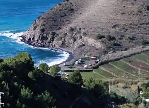 Vista de la playa, con la acampada ilegal.