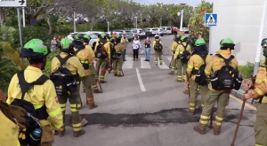 Los bomberos, recibidos entre aplausos, por la consejera y otros responsables en el centro de mando.