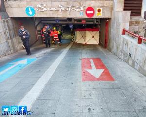 Policía Local y emergencias trabajando en el aparcamiento. 