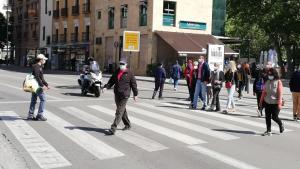 Peatones caminan por la Acera del Darro en una imagen de archivo.
