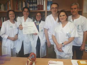 El equipo médico muestra la acreditación. 