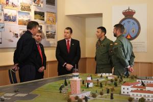 El delegado del Gobierno, con el subdelegado en la Base Aérea. 