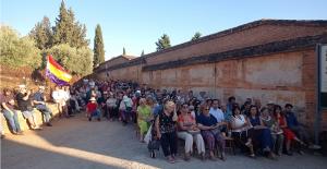 Imagen de los asistentes al acto en memoria de las víctimas ejecutadas por los golpistas en las tapias del cementerio. 