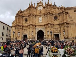 Llegada de los féretros a la Catedral accitana.