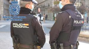 Agentes de vigilancia en el centro de Granada. 