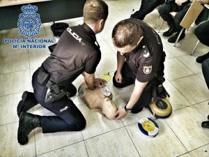 Agentes en un curso de reanimación cardiopulmonar. 