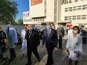 El consejero de Salud y Familias, junto al de Educación, este miércoles en Córdoba.