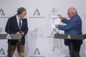 Los consejeros Jesús Aguirre y Elías Bendodo este jueves en rueda de prensa.